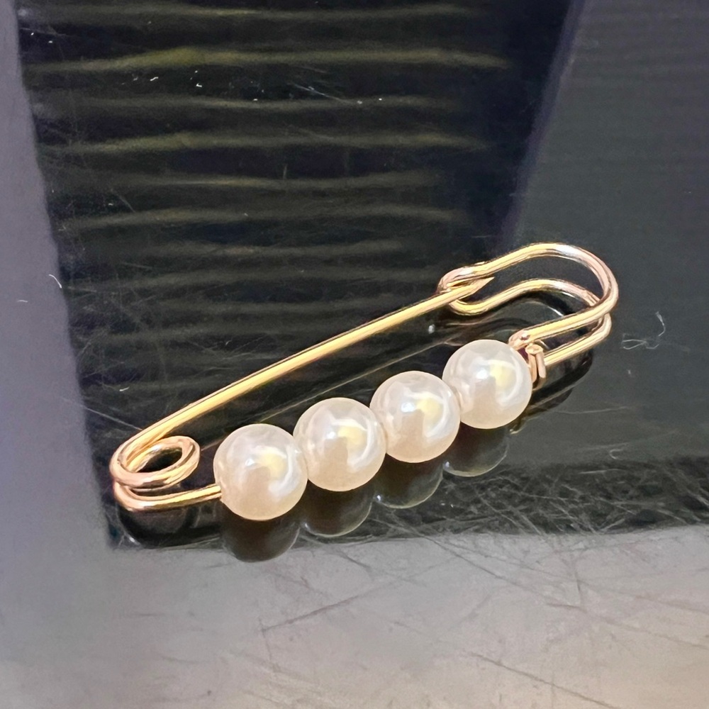 Elegant Gold and Pearl Brooch